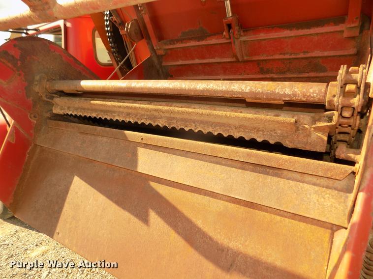 image for item DA3076 1972 International Loadstar 1600 feed truck