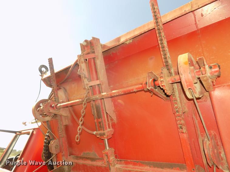 image for item DA3076 1972 International Loadstar 1600 feed truck