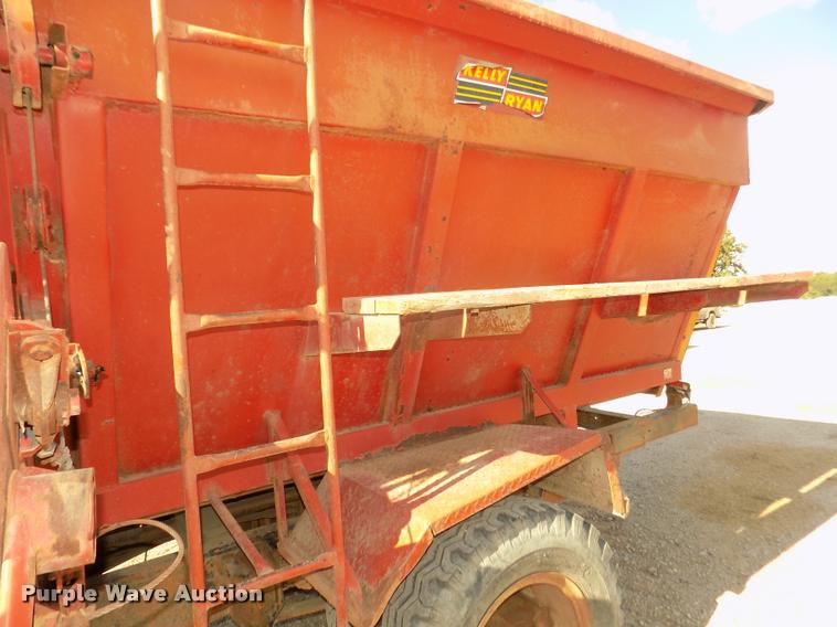 image for item DA3076 1972 International Loadstar 1600 feed truck