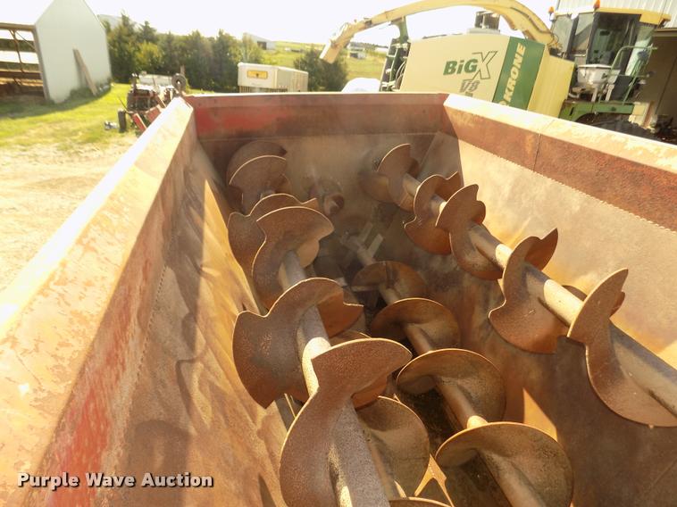 image for item DA3076 1972 International Loadstar 1600 feed truck