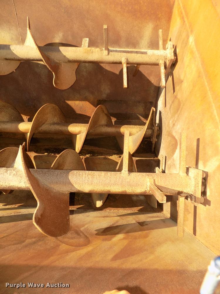 image for item DA3076 1972 International Loadstar 1600 feed truck