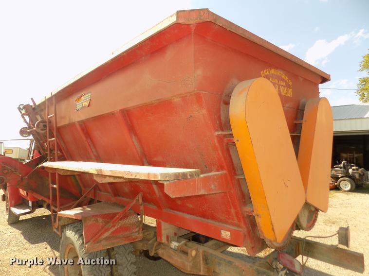 image for item DA3076 1972 International Loadstar 1600 feed truck