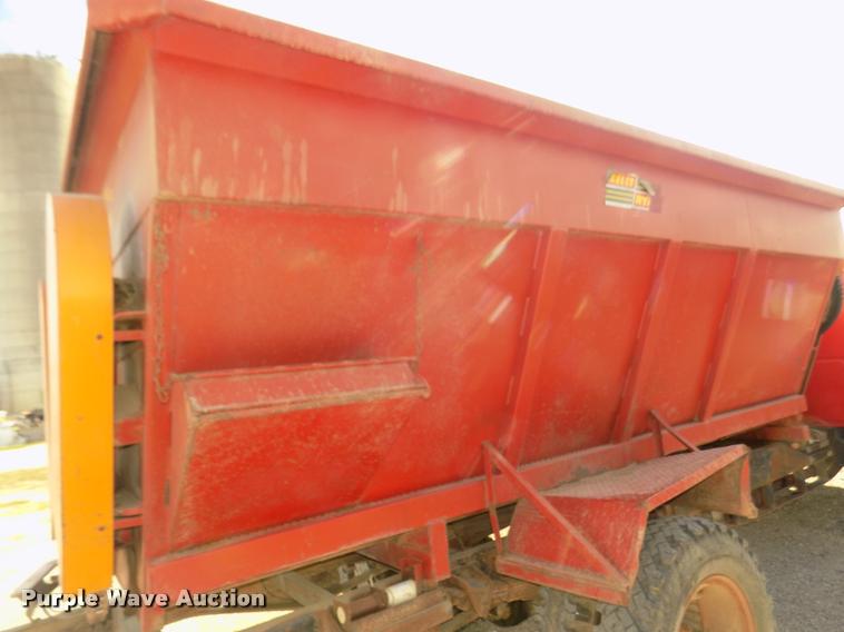 image for item DA3076 1972 International Loadstar 1600 feed truck