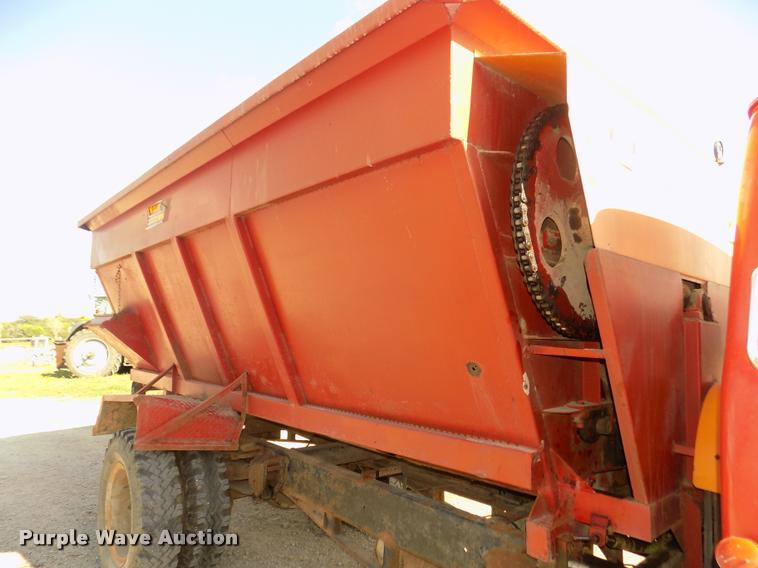 image for item DA3076 1972 International Loadstar 1600 feed truck