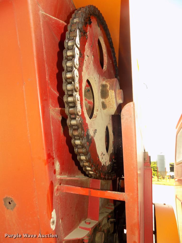 image for item DA3076 1972 International Loadstar 1600 feed truck