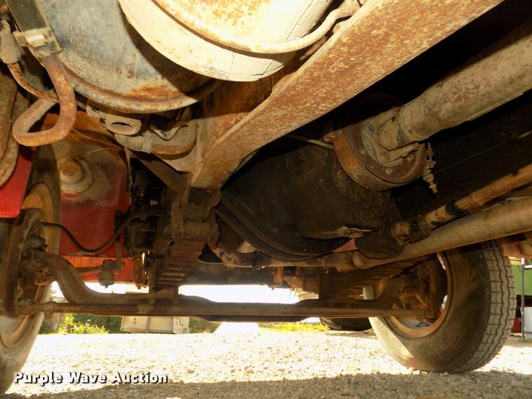 image for item DA3076 1972 International Loadstar 1600 feed truck