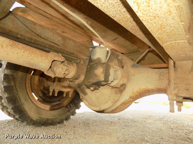 image for item DA3076 1972 International Loadstar 1600 feed truck