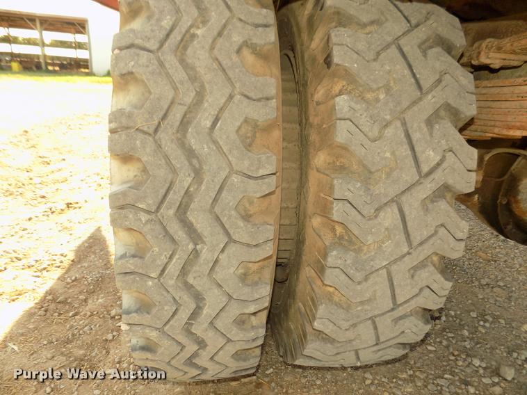 image for item DA3076 1972 International Loadstar 1600 feed truck