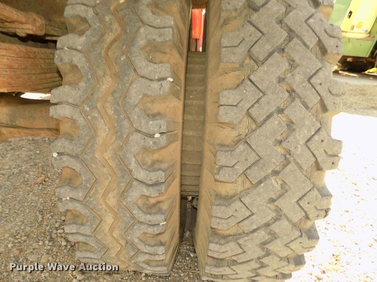 image for item DA3076 1972 International Loadstar 1600 feed truck