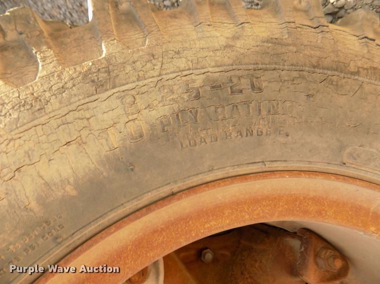 image for item DA3076 1972 International Loadstar 1600 feed truck