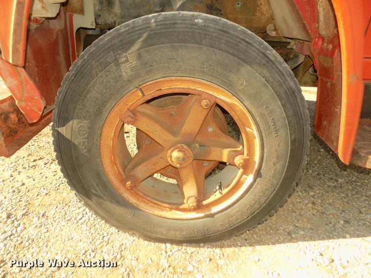 image for item DA3076 1972 International Loadstar 1600 feed truck