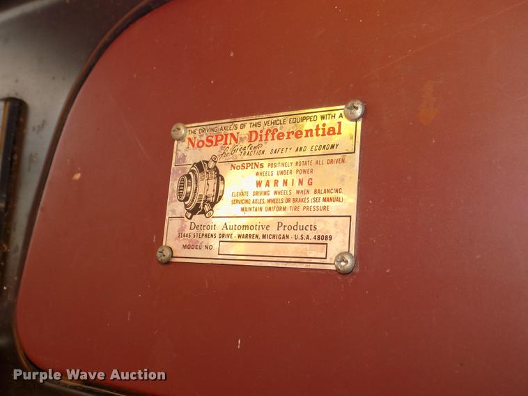 image for item DA3076 1972 International Loadstar 1600 feed truck