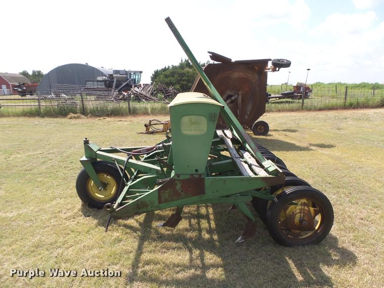 image for item DC3960 John Deere LZ hoe drill