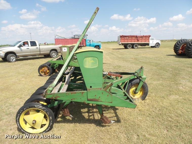 image for item DC3960 John Deere LZ hoe drill