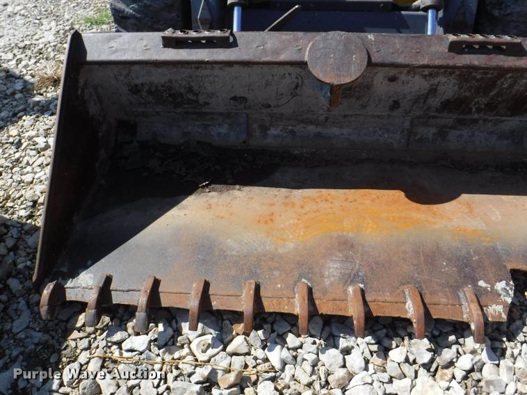 image for item DD0879 2001 New Holland LS190 skid steer