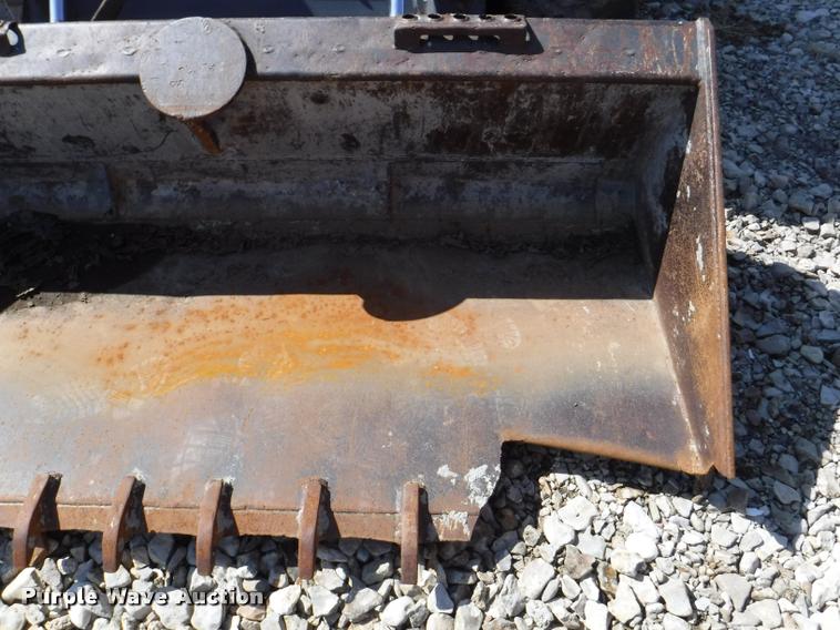 image for item DD0879 2001 New Holland LS190 skid steer