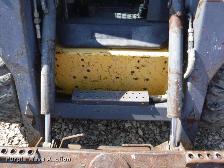 image for item DD0879 2001 New Holland LS190 skid steer