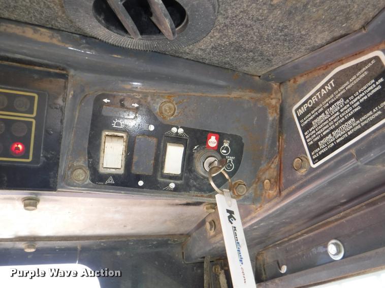 image for item DD0879 2001 New Holland LS190 skid steer