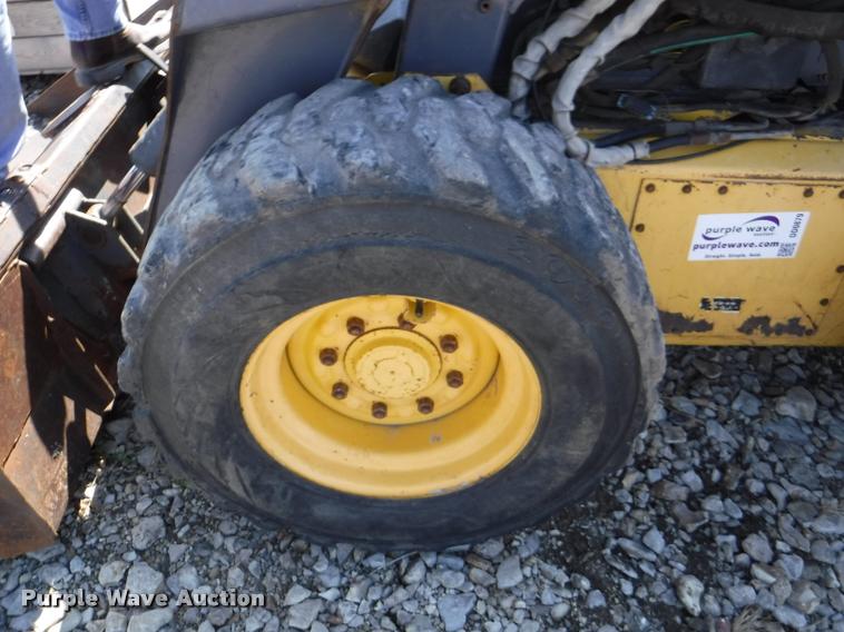 image for item DD0879 2001 New Holland LS190 skid steer