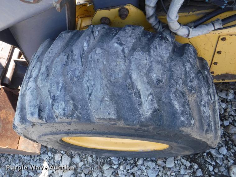 image for item DD0879 2001 New Holland LS190 skid steer