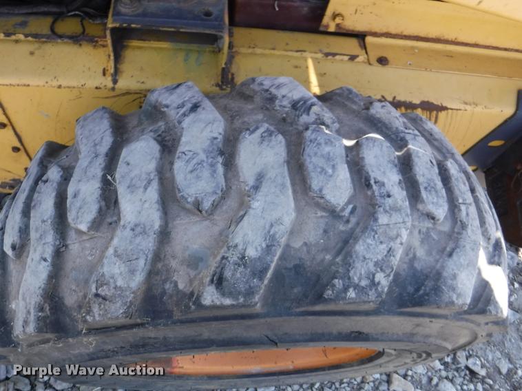 image for item DD0879 2001 New Holland LS190 skid steer