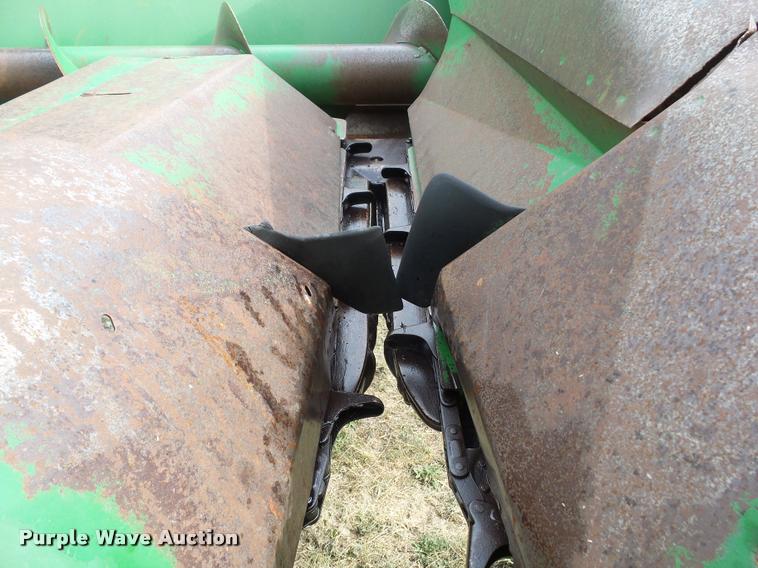 image for item DH9387 John Deere 843 corn head