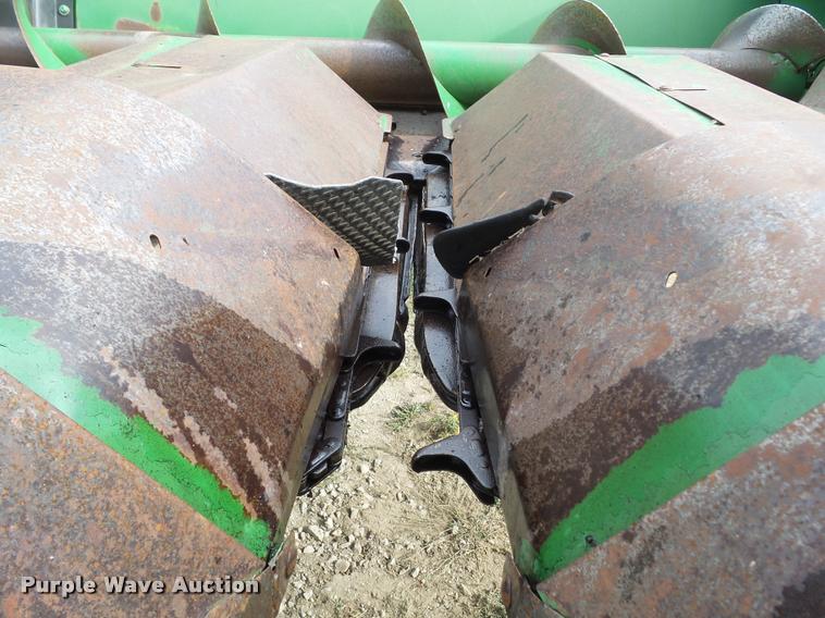 image for item DH9387 John Deere 843 corn head