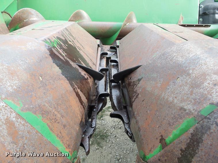 image for item DH9387 John Deere 843 corn head