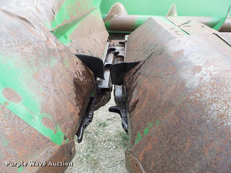 image for item DH9387 John Deere 843 corn head