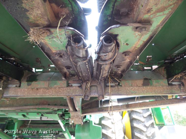 image for item DH9387 John Deere 843 corn head