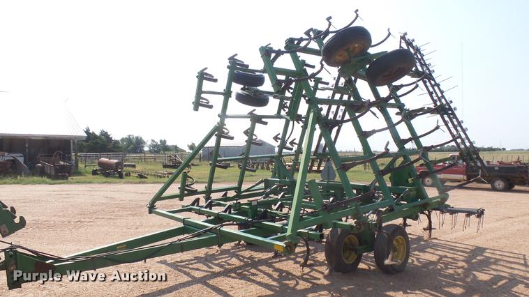 image for item DR9469 John Deere 960 field cultivator