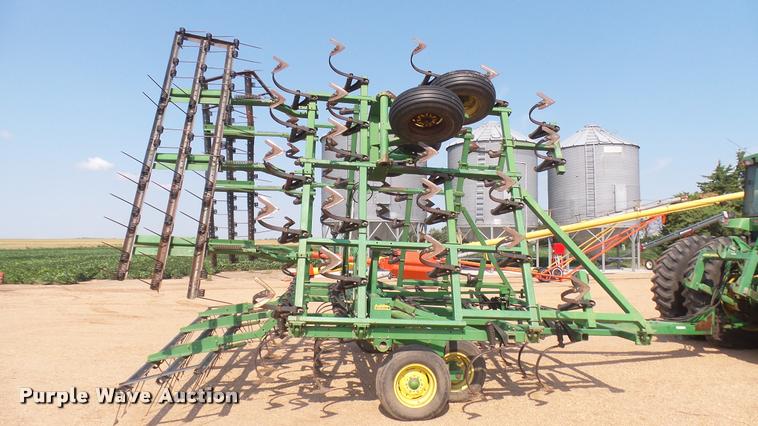 image for item DR9469 John Deere 960 field cultivator
