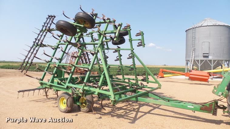 image for item DR9469 John Deere 960 field cultivator