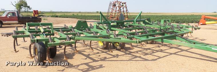 image for item DR9469 John Deere 960 field cultivator
