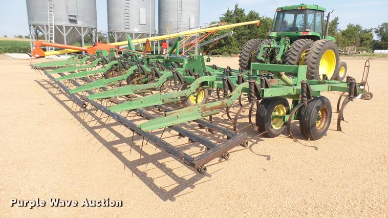 image for item DR9469 John Deere 960 field cultivator