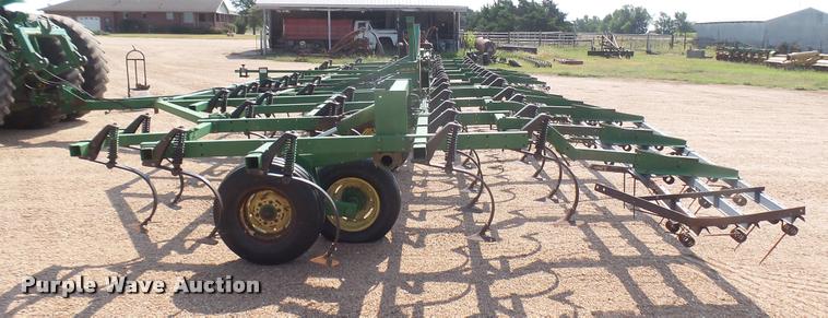 image for item DR9469 John Deere 960 field cultivator