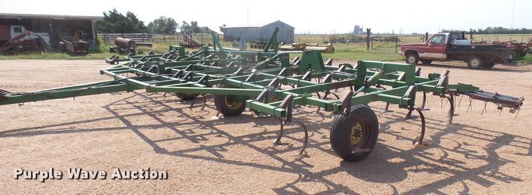 image for item DR9469 John Deere 960 field cultivator