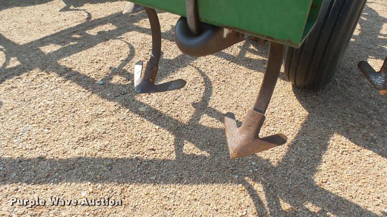 image for item DR9469 John Deere 960 field cultivator
