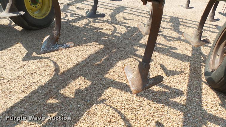 image for item DR9469 John Deere 960 field cultivator