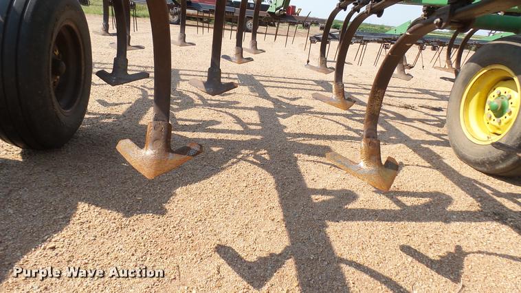 image for item DR9469 John Deere 960 field cultivator