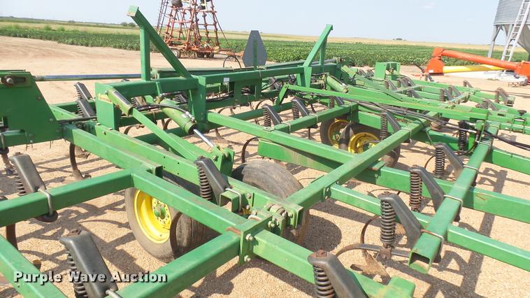 image for item DR9469 John Deere 960 field cultivator
