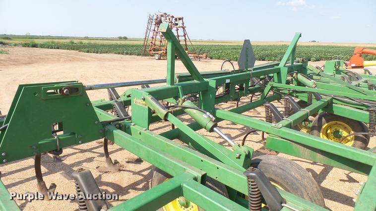 image for item DR9469 John Deere 960 field cultivator