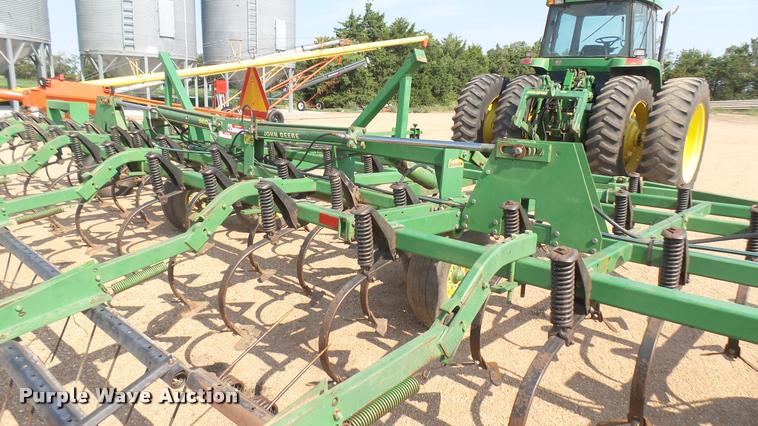 image for item DR9469 John Deere 960 field cultivator