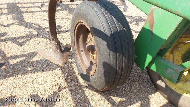 image for item DR9469 John Deere 960 field cultivator