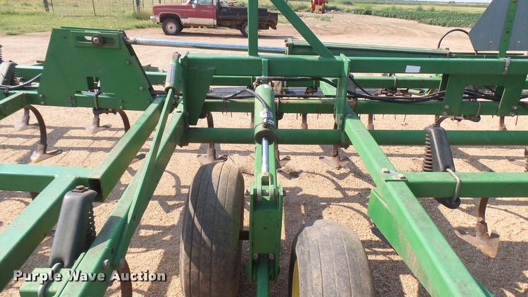 image for item DR9469 John Deere 960 field cultivator