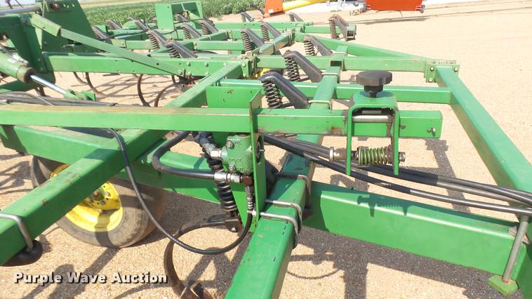image for item DR9469 John Deere 960 field cultivator