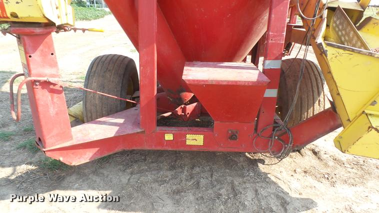 image for item DR9471 New Holland 355 mixer / grinder