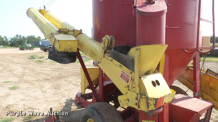 image for item DR9471 New Holland 355 mixer / grinder