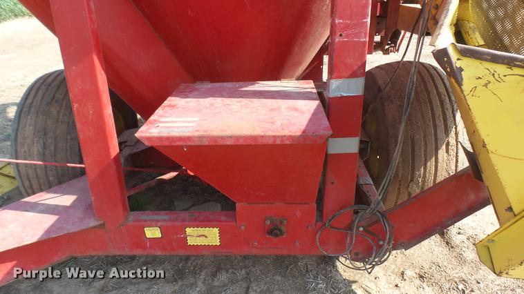 image for item DR9471 New Holland 355 mixer / grinder