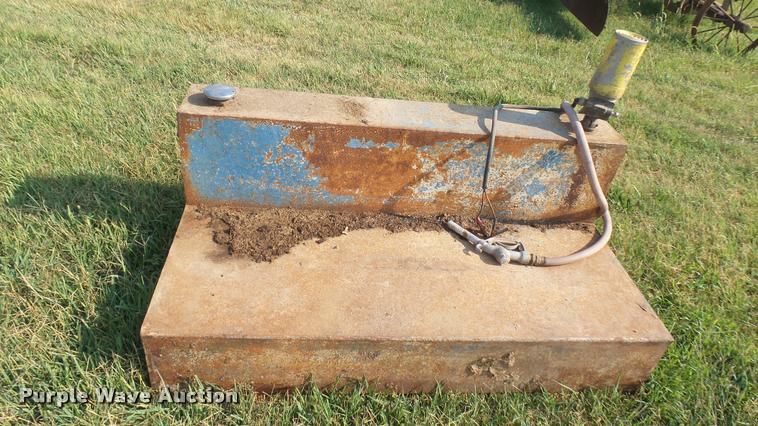image for item DR9479 Fuel tank